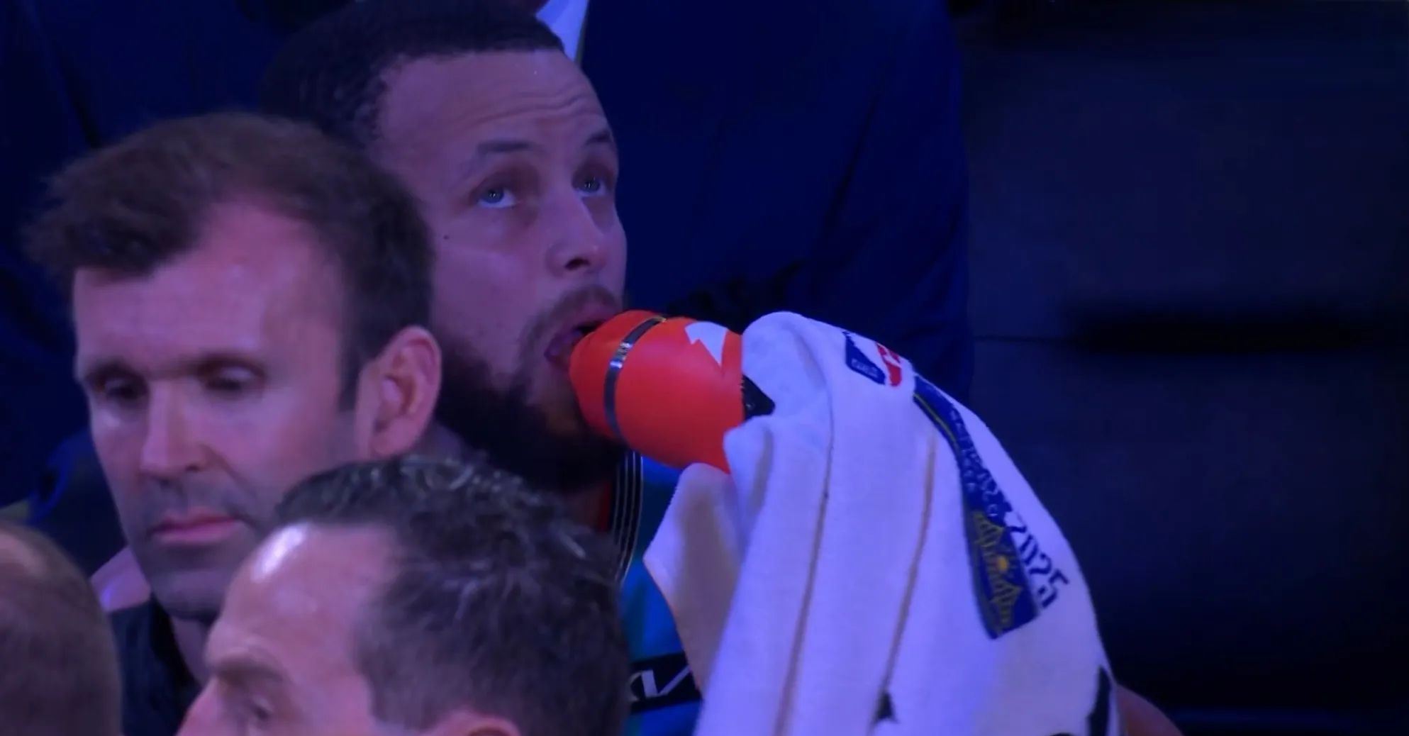 九游娱乐-库里重返赛场，爆冷首场状态出色，湖人观众沸腾！观众掌声雷动的简单介绍