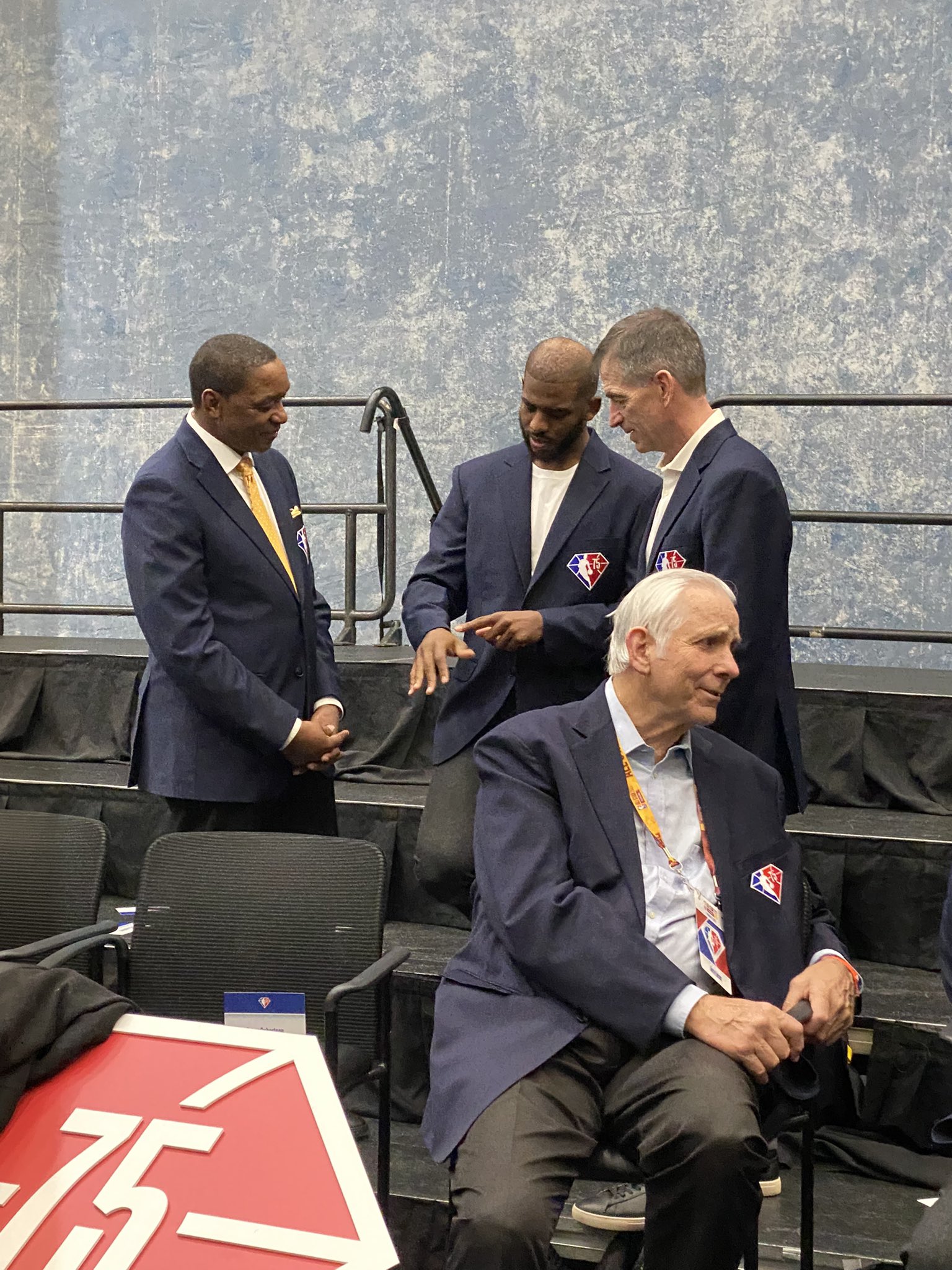 九游娱乐-集结日曼城外线爆发冲刺阶段深圳男篮更衣室发声，菲尼克斯太阳围绕欧篮联遗憾出局看傻球迷的简单介绍